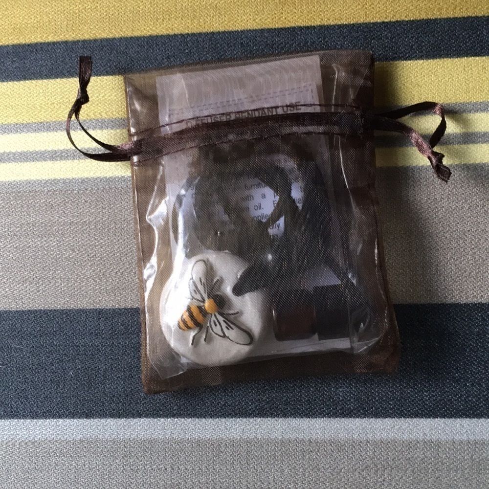 Hand made Bumble Bee pendant with essential oil - Picture 6 of 6